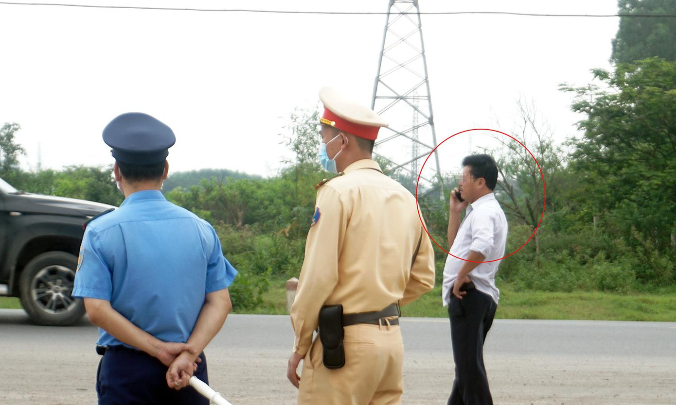 Tuy nhiên, tài xế này cũng liên tục gọi điện thoại cầu cứu gần 30 phút và cho biết đợi chủ xe ra làm việc.