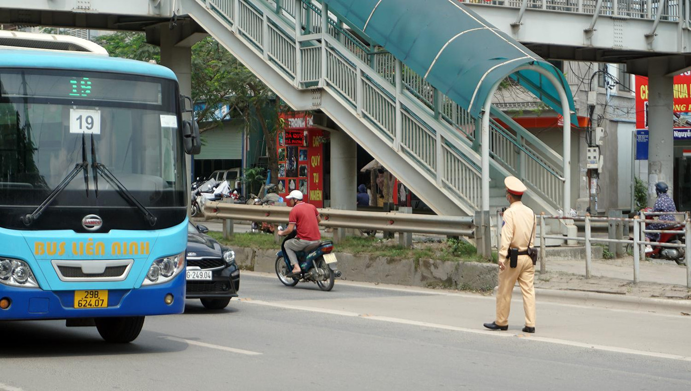 Người điều khiển phương tiện quay đầu bỏ chạy khi thấy lực lượng CSGT.
