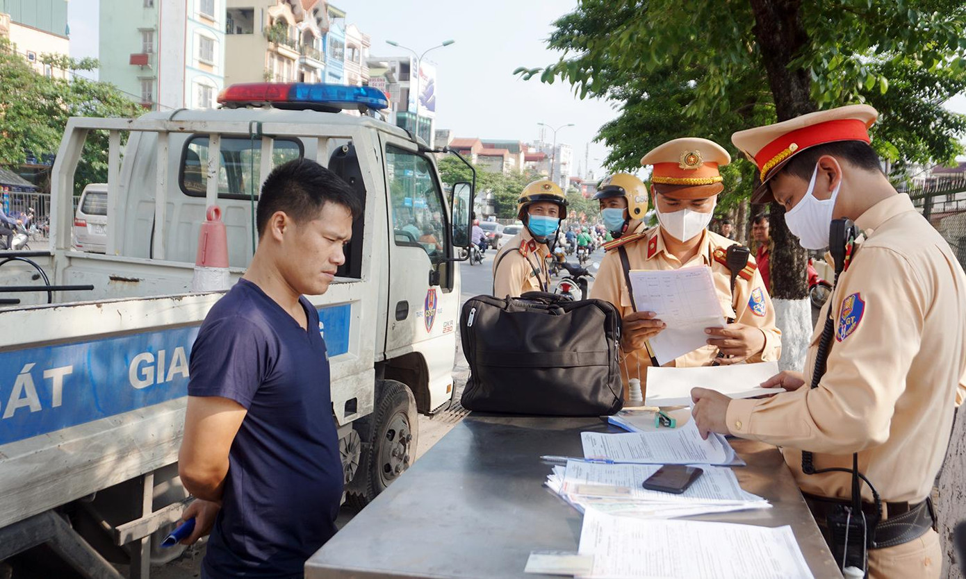 Còn theo thiếu tá Tạ Xuân Hậu, tổ trưởng tổ công tác, trong buổi chiều 20/4, đơn vị phát hiện xử lý 8 trường hợp xe khách vi phạm lỗi dừng đỗ tại nơi có biển cấm, mở cửa xe khi đang di chuyển... Còn theo thiếu tá Tạ Xuân Hậu, tổ trưởng tổ công tác, trong buổi chiều 20/4, đơn vị phát hiện xử lý 8 trường hợp xe khách vi phạm lỗi dừng đỗ tại nơi có biển cấm, mở cửa xe khi đang di chuyển...