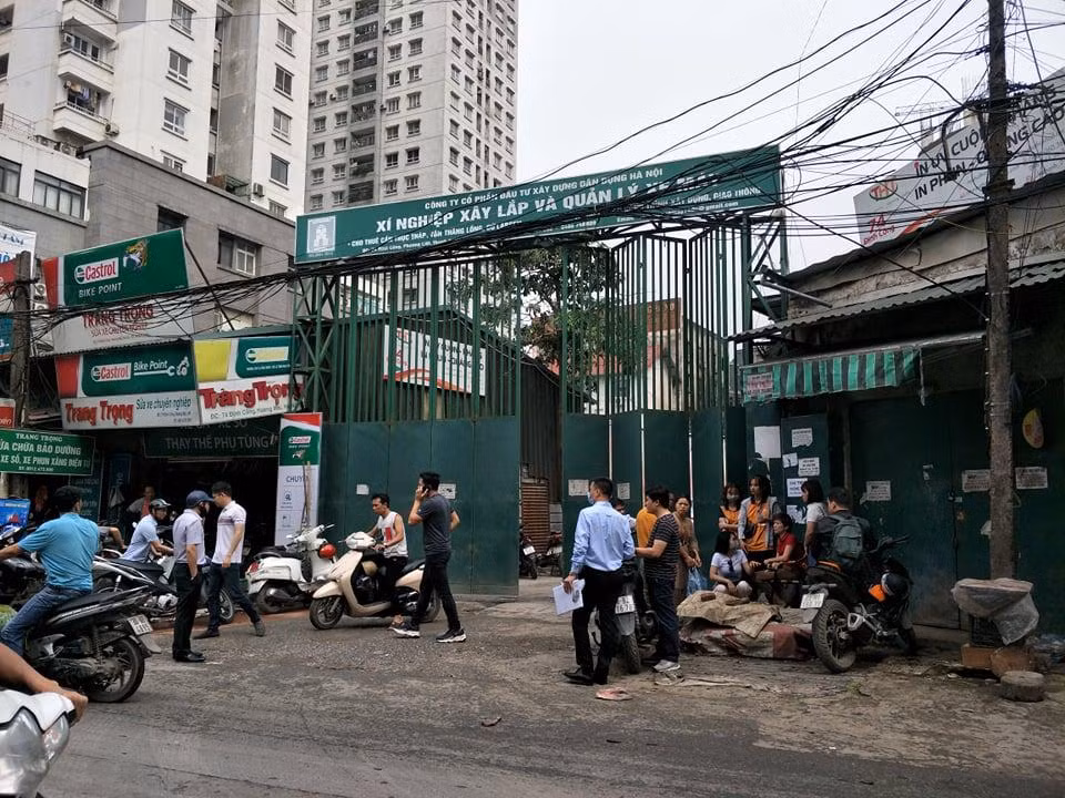 Phía bên ngoài khu vực xảy ra hoả hoạn. Phía bên ngoài khu vực xảy ra hoả hoạn.