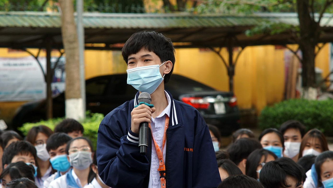 Các em học sinh khối 11 trường THPT Đa Phúc hào hứng trả lời các câu hỏi của giảng viên.