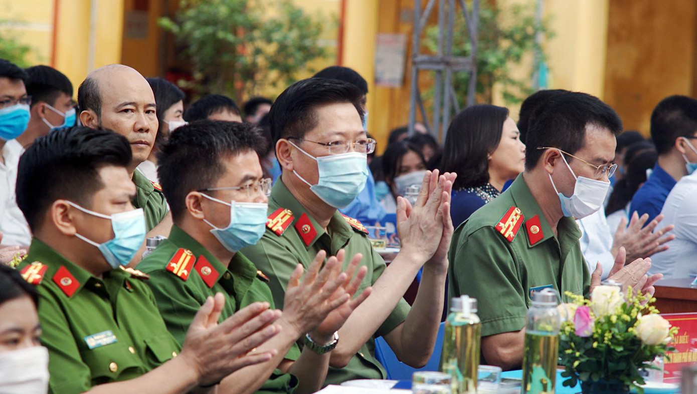 Đại diện các đơn vị tham dự buổi sinh hoạt chuyên đề tại trường THPT Đa Phúc.