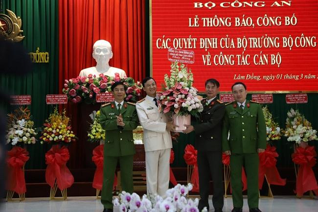 Ban Giám đốc Công an tỉnh Lâm Đồng chúc mừng Đại tá Trần Minh Tiến. Ảnh CAND