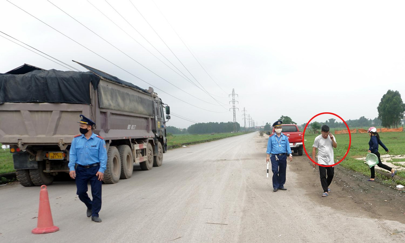 Nam tài xế (khoanh đỏ) liên tục gọi điện thoại cầu cứu ‘câu giờ’.