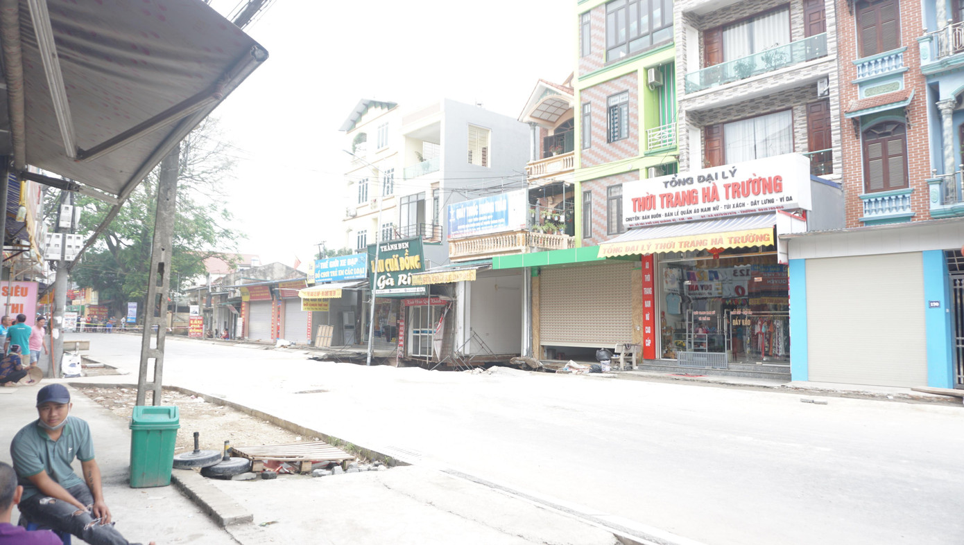 Theo một người dân chứng kiến cho biết, hố tử thần nuốt trọn giàn máy khoan, một cây lộc vừng cao khoảng 4m.