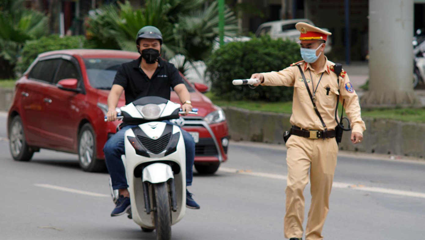 Tại tuyến đường Nguyễn Thanh Bình, tổ công tác dừng kiểm tra nhiều phương tiện và người điều khiển chấp hành không phát hiện nồng độ cồn.
