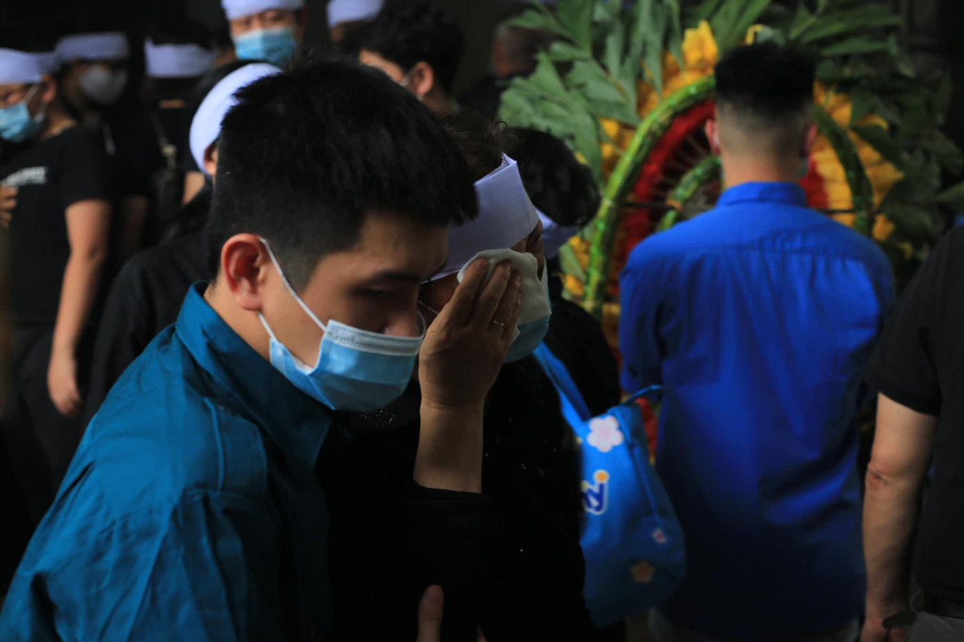 Người thân không kìm được nước mắt trong giờ phút tiễn biệt.