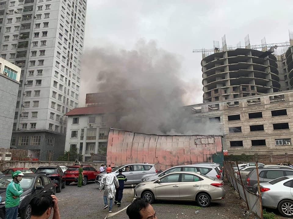 Xung quanh có rất nhiều ô tô đang đỗ.