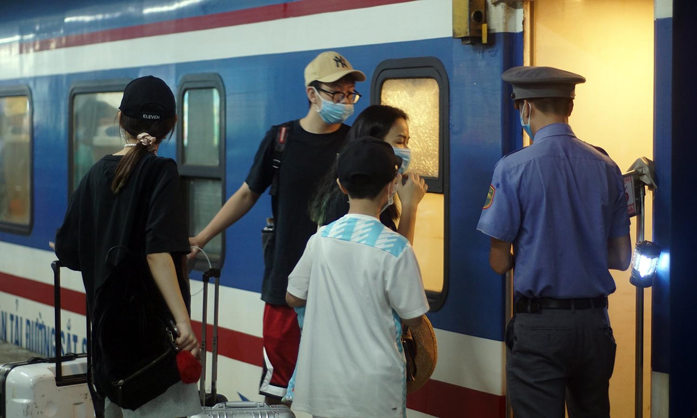 Quá trình kiểm tra, lực lượng CSGT cũng yêu cầu đối với trưởng tàu, lái tàu phải nghiêm chỉnh chấp hành các quy trình làm việc, chạy đúng tốc độ trên tuyến.