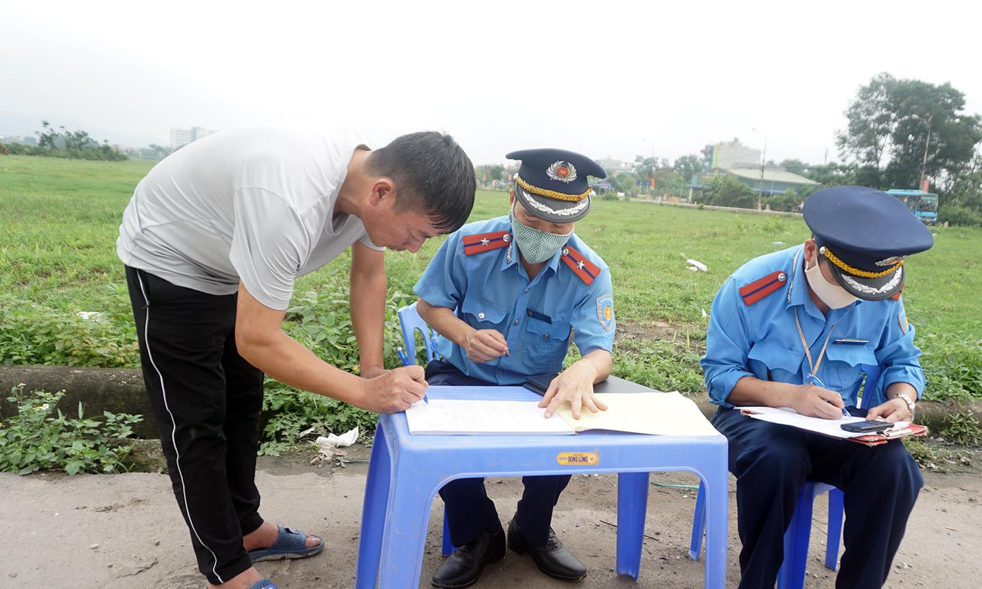 Sau khi được tổ công tác giải thích tài xế K. đã ký vào biên bản. Theo nam tài xế, trong 20 năm làm nghề lái xe bản thân đã bị lực lượng chức năng xử phạt nhiều lần.