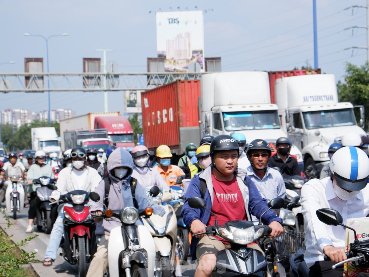 Nắng nóng sẽ tiếp tục xảy ra trên diện rộng ở các tỉnh miền Đông và một vài nơi ở các tỉnh miền Tây Nam bộ vào cuối tuần với nhiệt độ cao nhất từ 35-37 độ C, có nơi trên 37 độ C. Ảnh minh họa: Hữu Huy Nắng nóng sẽ tiếp tục xảy ra trên diện rộng ở các tỉnh miền Đông và một vài nơi ở các tỉnh miền Tây Nam bộ vào cuối tuần với nhiệt độ cao nhất từ 35-37 độ C, có nơi trên 37 độ C. Ảnh minh họa: Hữu Huy