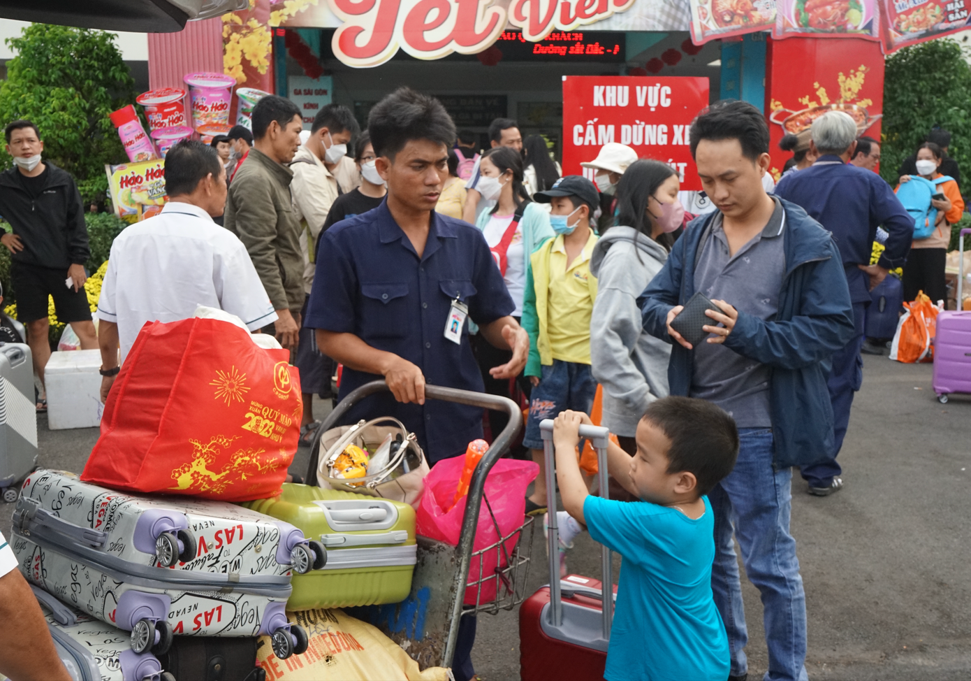 Sau kỳ nghỉ Tết Nguyên đán 2024, chiều 14/2, ga Sài Gòn (quận 3) đón nhiều chuyến tàu chở người dân từ các tỉnh, thành phía Bắc và miền Trung trở lại TPHCM học tập và làm việc.