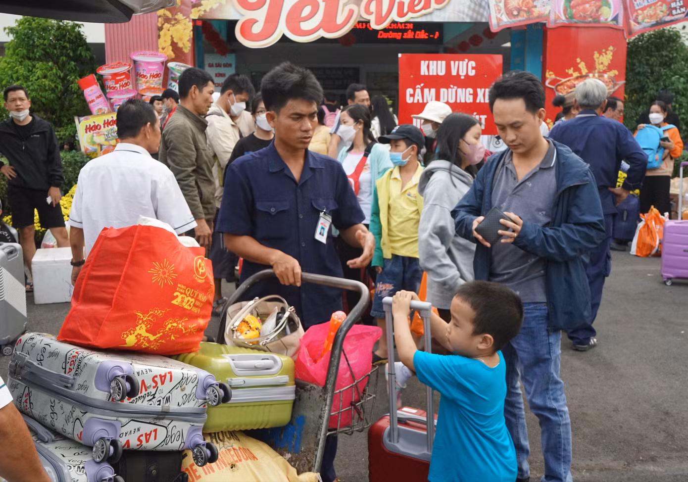 Sau kỳ nghỉ Tết Nguyên đán 2024, chiều 14/2, ga Sài Gòn (quận 3) đón nhiều chuyến tàu chở người dân từ các tỉnh, thành phía Bắc và miền Trung trở lại TPHCM học tập và làm việc. Sau kỳ nghỉ Tết Nguyên đán 2024, chiều 14/2, ga Sài Gòn (quận 3) đón nhiều chuyến tàu chở người dân từ các tỉnh, thành phía Bắc và miền Trung trở lại TPHCM học tập và làm việc.