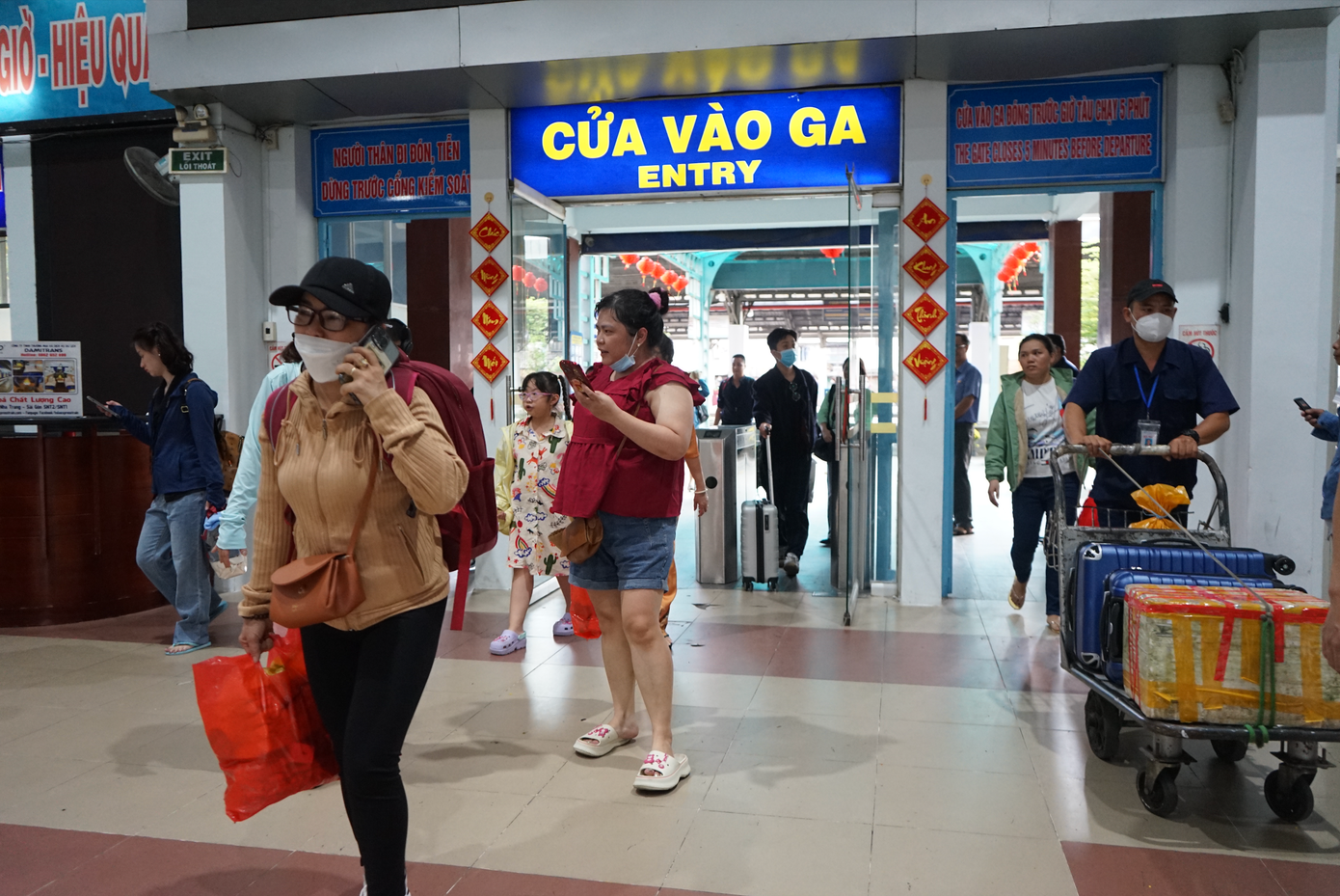 Sau kỳ nghỉ Tết Nguyên đán 2024, chiều 14/2, ga Sài Gòn (quận 3) đón nhiều chuyến tàu chở người dân từ các tỉnh, thành phía Bắc và miền Trung trở lại TPHCM học tập và làm việc.