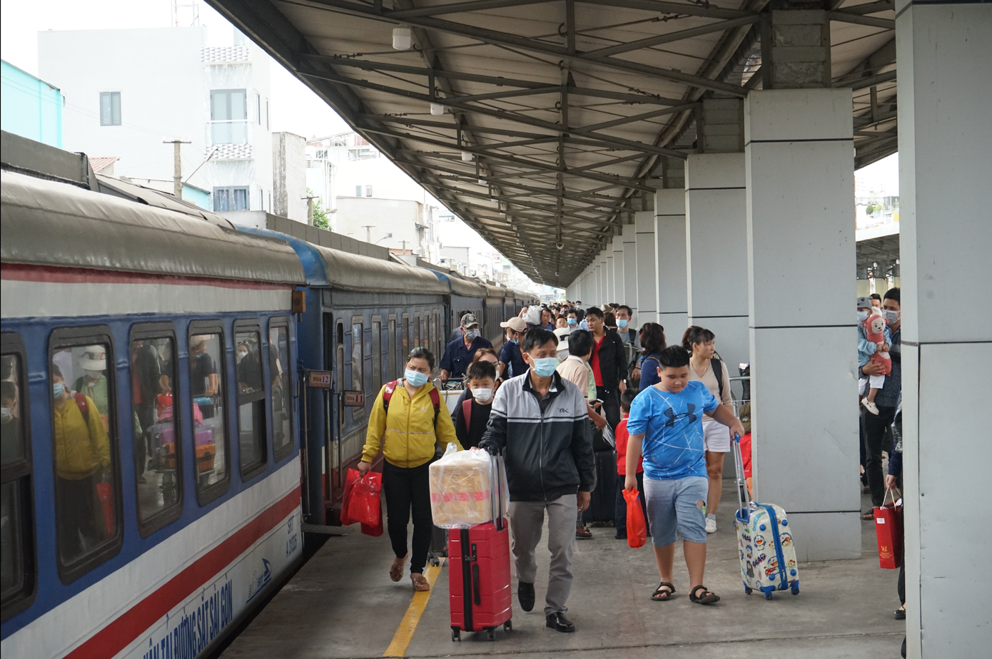 Sau kỳ nghỉ Tết Nguyên đán 2024, chiều 14/2, ga Sài Gòn (quận 3) đón nhiều chuyến tàu chở người dân từ các tỉnh, thành phía Bắc và miền Trung trở lại TPHCM học tập và làm việc.