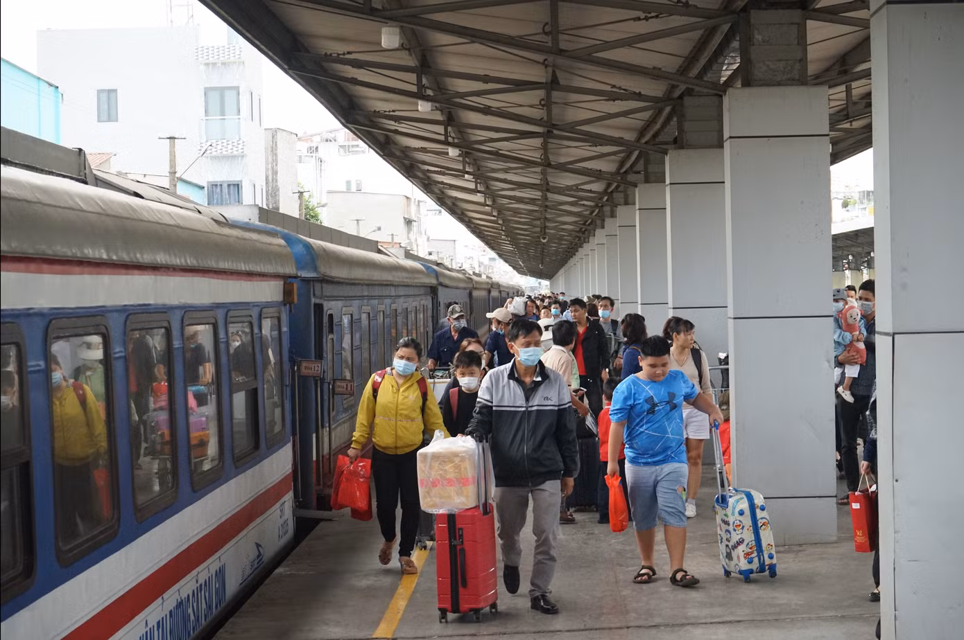 Sau kỳ nghỉ Tết Nguyên đán 2024, chiều 14/2, ga Sài Gòn (quận 3) đón nhiều chuyến tàu chở người dân từ các tỉnh, thành phía Bắc và miền Trung trở lại TPHCM học tập và làm việc. Sau kỳ nghỉ Tết Nguyên đán 2024, chiều 14/2, ga Sài Gòn (quận 3) đón nhiều chuyến tàu chở người dân từ các tỉnh, thành phía Bắc và miền Trung trở lại TPHCM học tập và làm việc.