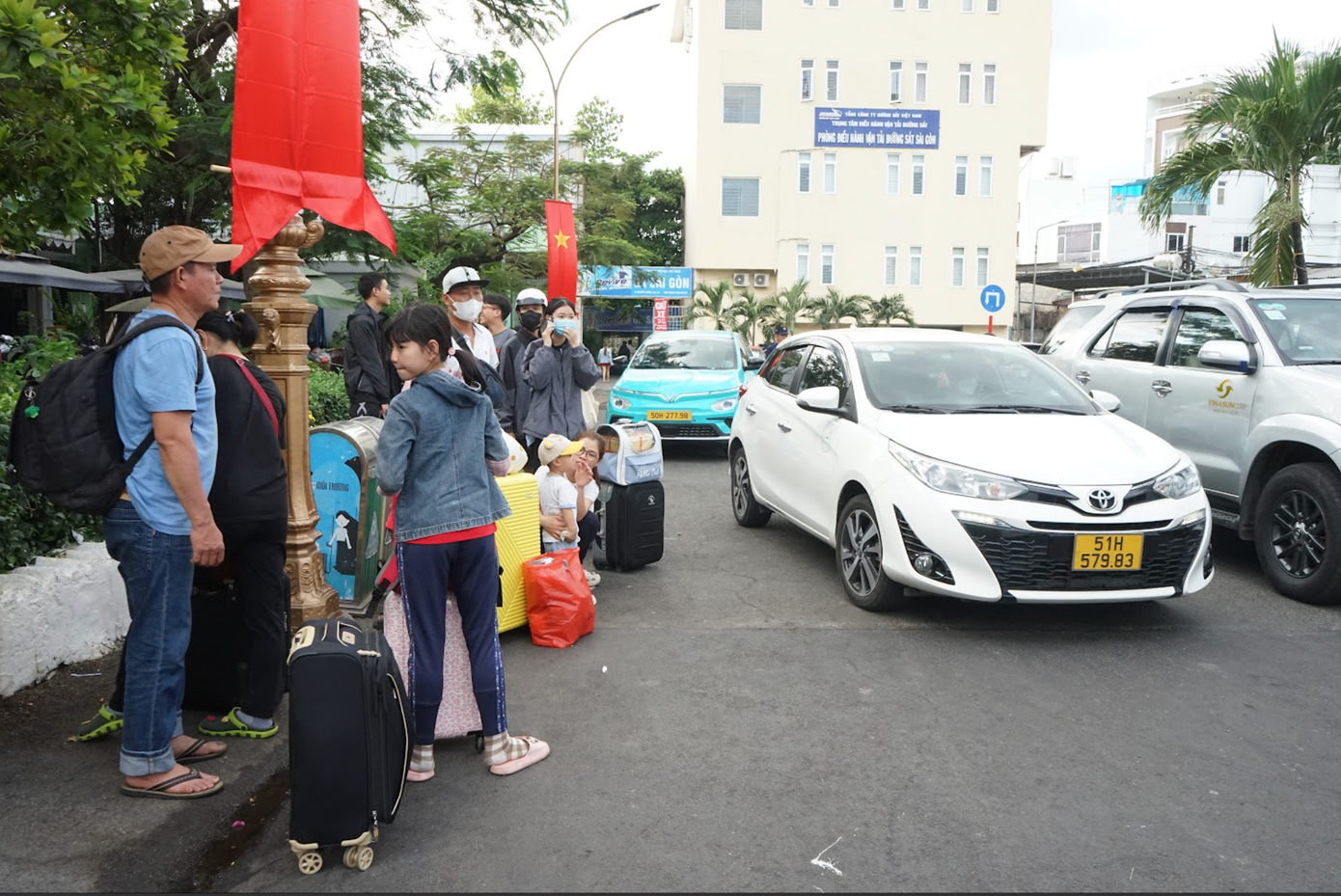 Theo ghi nhận của PV, tình hình an ninh trật tự và giao thông bên trong và bên ngoài ga Sài Gòn được đảm bảo. Trong ảnh là hình ảnh người dân đón xe về nhà sau kỳ nghỉ Tết.