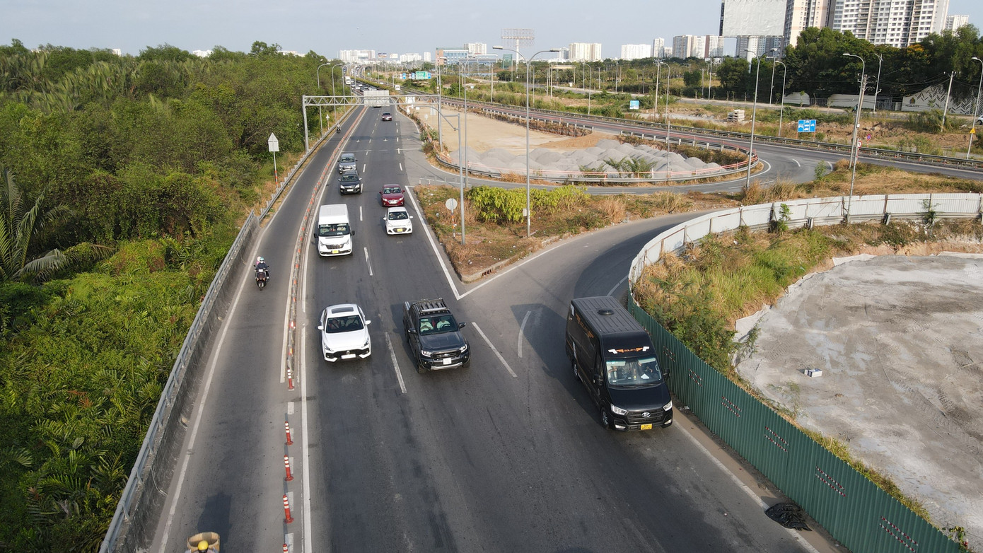 Từ chiều 14/2, lưu lượng phương tiện trên cao tốc TPHCM - Long Thành - Dầu Giây và nút giao thông An Phú bắt đầu gia tăng, nhưng chưa xảy ra ùn ứ.