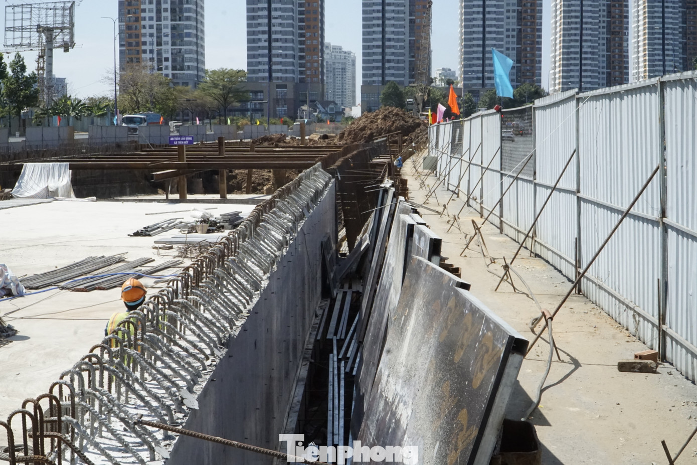 Đại diện Công ty TNHH Hoàng Huy Toàn (một đơn vị thuộc các nhà thầu liên danh thi công gói thầu XL-05) cho biết, đơn vị hiện nay đã thi công thân hầm, tường hầm của 4/7 đốt hầm hở. Giá trị khối lượng công việc do công ty phụ trách đã đạt tiến độ khoảng 74%. Dự kiến phần công việc của công ty phụ trách sẽ hoàn thành trong giữa năm 2024.