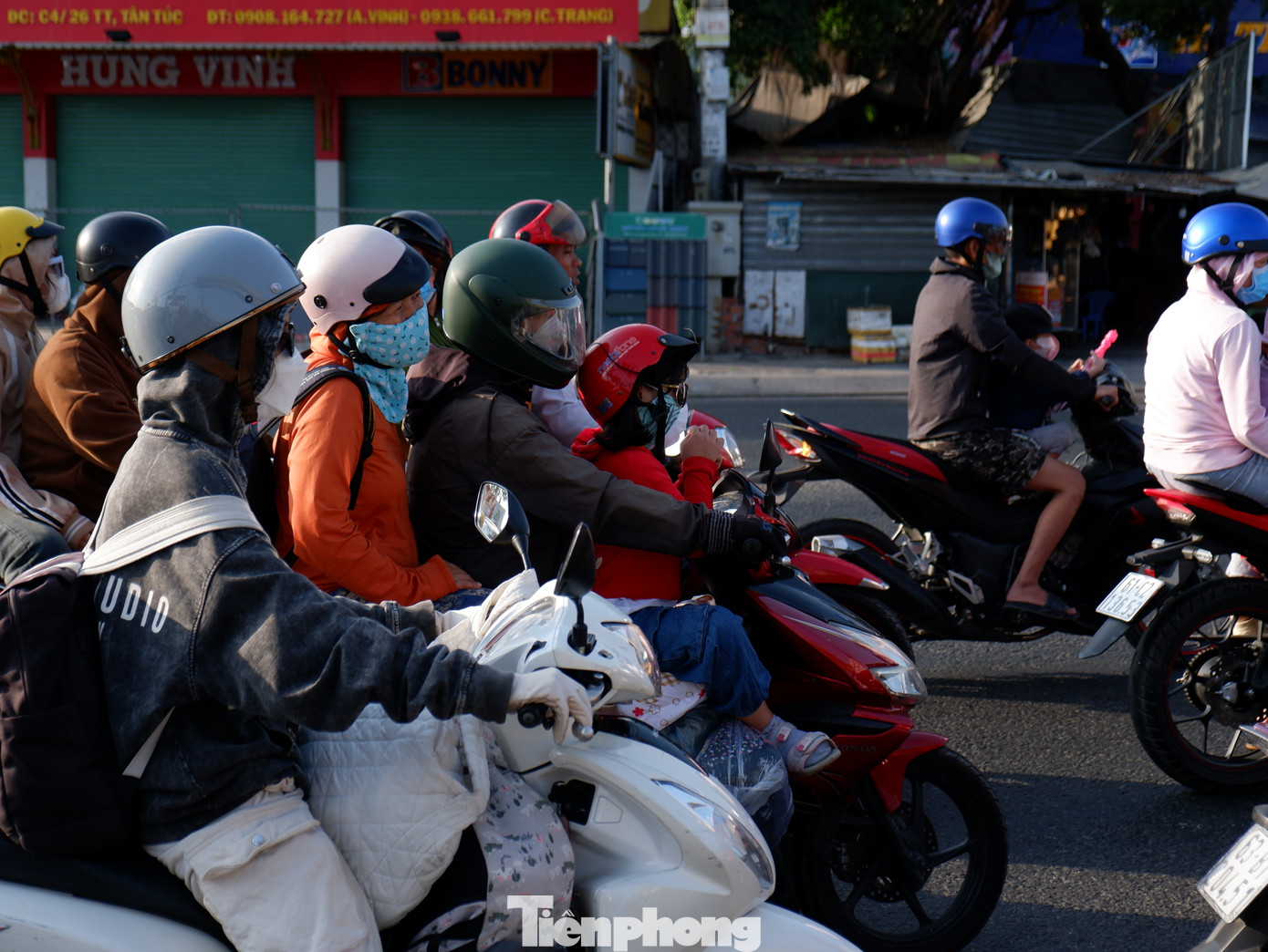 Người dân lỉnh kỉnh đồ đạc quay trở lại TPHCM sau kỳ nghỉ Tết Nguyên đán.