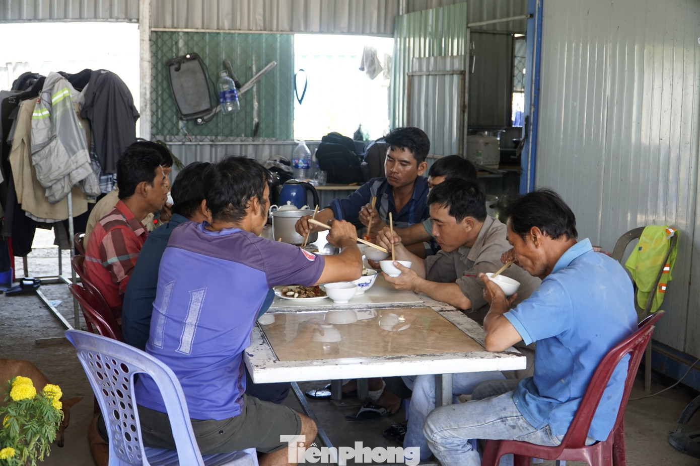 &quot;Những người ở lại làm việc đều được trả lương tăng thêm theo quy định, ngoài ra còn có nhiều chế độ khác nên mọi người đều yên tâm làm việc&quot;- ông Sử chia sẻ.