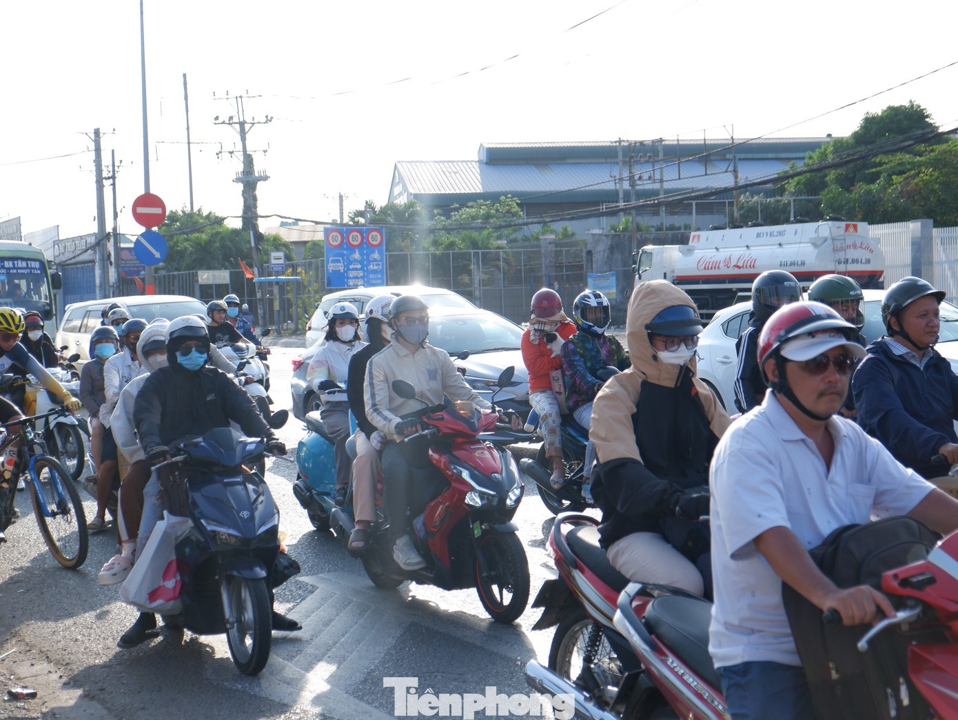 Trong khi đó, khoảng 16h30 chiều 14/2 (Mùng 5 Tết), lượng phương tiện di chuyển trên tuyến đường quốc lộ 1 (hướng các tỉnh, thành miền Tây về TPHCM) bắt đầu gia tăng.
