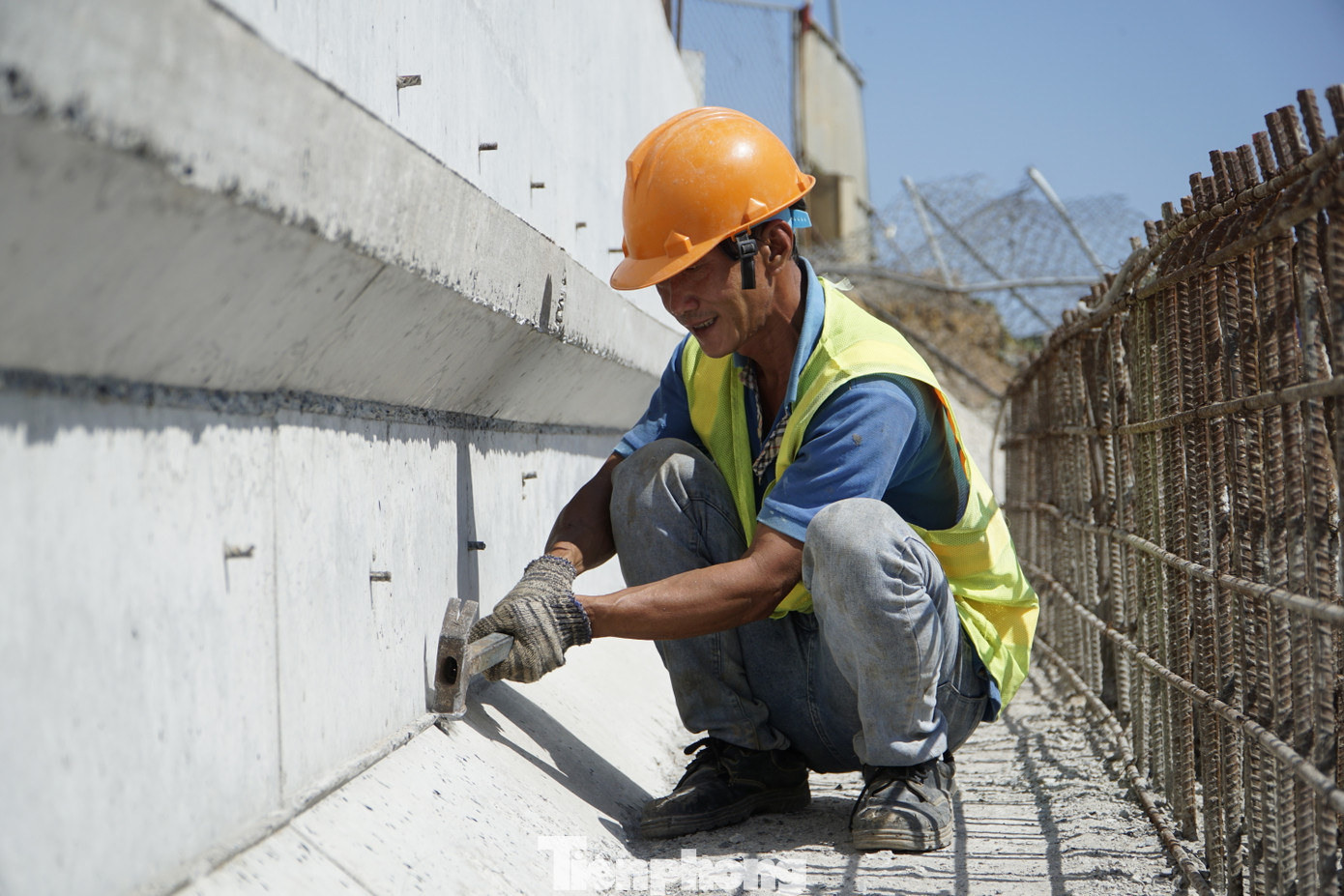 Tại khu vực gói thầu XL-05 (xây dựng hầm chui HC1-01) của dự án nút giao An Phú, các công nhân làm việc tất bật dưới thời tiết nắng nóng.