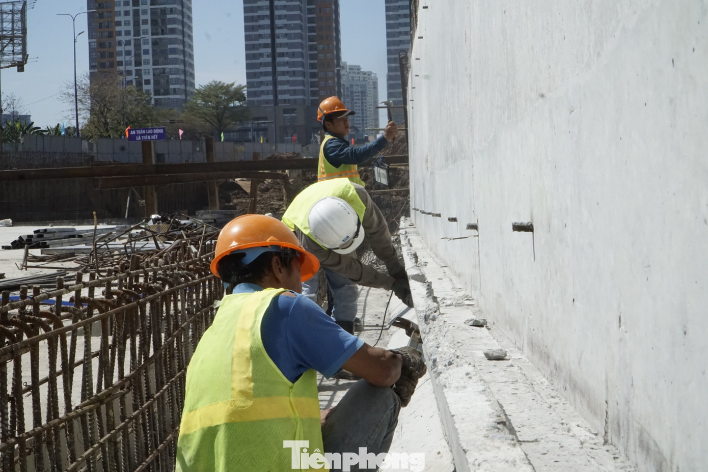 Theo ghi nhận của PV, trong những ngày nghỉ Tết Nguyên đán 2024, trên công trường thi công nút giao thông An Phú luôn duy trì lực lượng công nhân làm việc.