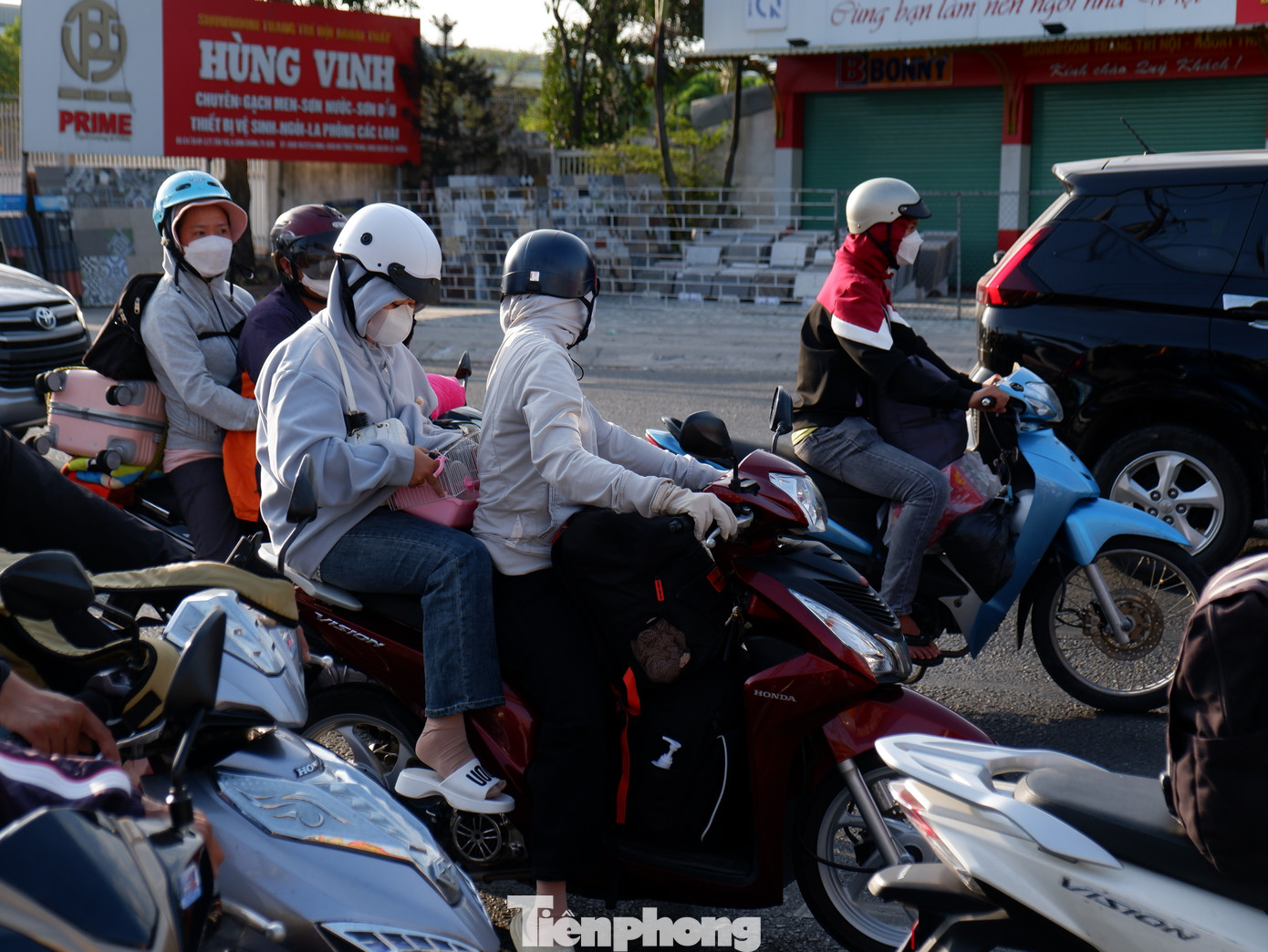 Người dân lỉnh kỉnh đồ đạc quay trở lại TPHCM sau kỳ nghỉ Tết Nguyên đán.