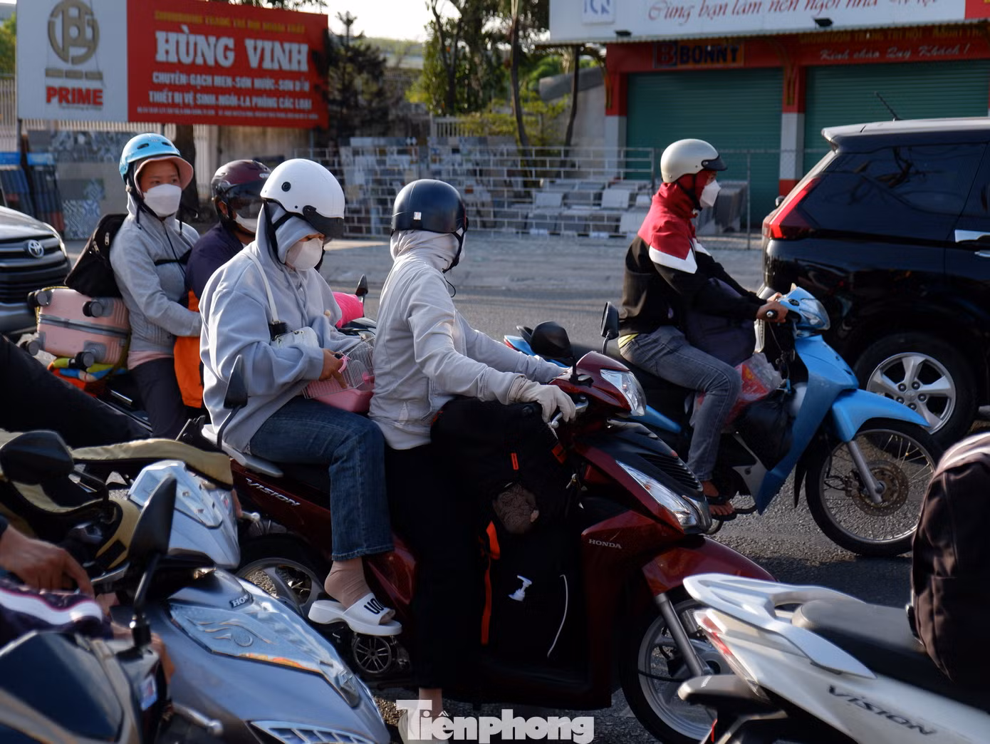 Người dân lỉnh kỉnh đồ đạc quay trở lại TPHCM sau kỳ nghỉ Tết Nguyên đán. Người dân lỉnh kỉnh đồ đạc quay trở lại TPHCM sau kỳ nghỉ Tết Nguyên đán.