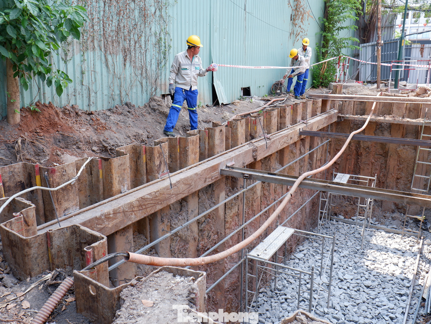 Công nhân bắt đầu thực hiện hạng mục di dời đường dây cáp ngầm 110kV Bến Thành - Tao Đàn để chuẩn bị mặt bằng cho dự án metro số 2 TPHCM. Ảnh: Hữu Huy