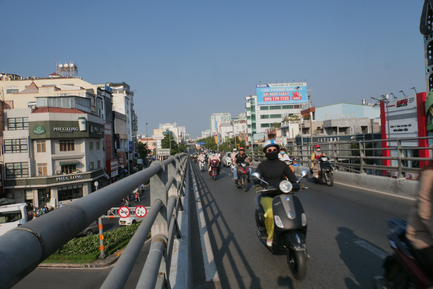 Theo kế hoạch, học sinh, sinh viên tại TPHCM sẽ bắt đầu đi học lại từ ngày 19/2 (tức ngày mùng 10 tháng Giêng). Do đó, giao thông tại TPHCM ngày 15/2 khá thông thoáng.