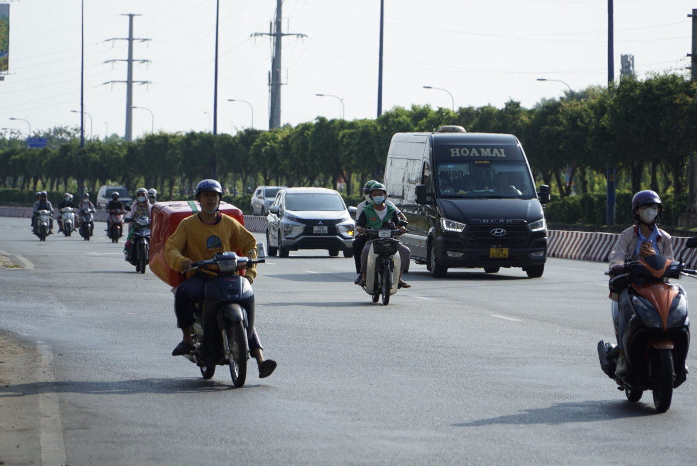 "Thông thường vào giờ cao điểm, tôi phải mất chừng 10 phút để di chuyển qua khỏi điểm đông đúc trên đường Võ Nguyên Giáp và cầu Rạch Chiếc. Tuy nhiên, hôm nay đường sá lại thưa vắng một cách bất ngờ, việc đi lại thuận tiện hơn dù là đang trong giờ cao điểm sáng"- anh Nguyễn Trường Lam (ngụ TP Thủ Đức) chia sẻ.