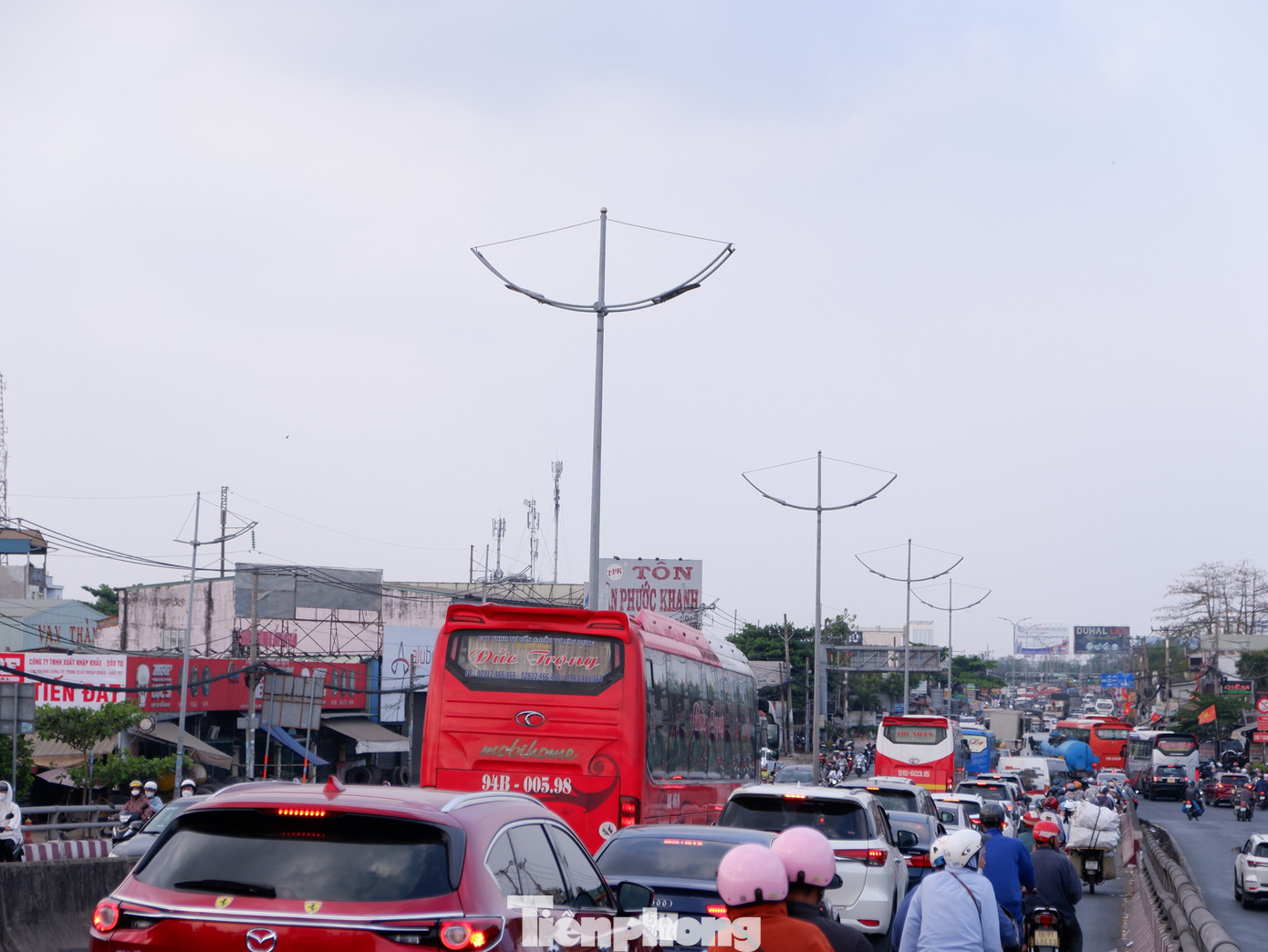 Quốc lộ 1 (đoạn từ cầu vượt nút giao Bình Thuận đến điểm giao với đường Nguyễn Hữu Trí…) xảy ra tình trạng đông đúc, đôi lúc ùn ứ mỗi khi lượng lớn phương tiện phải dừng chờ đèn tín hiệu giao thông.