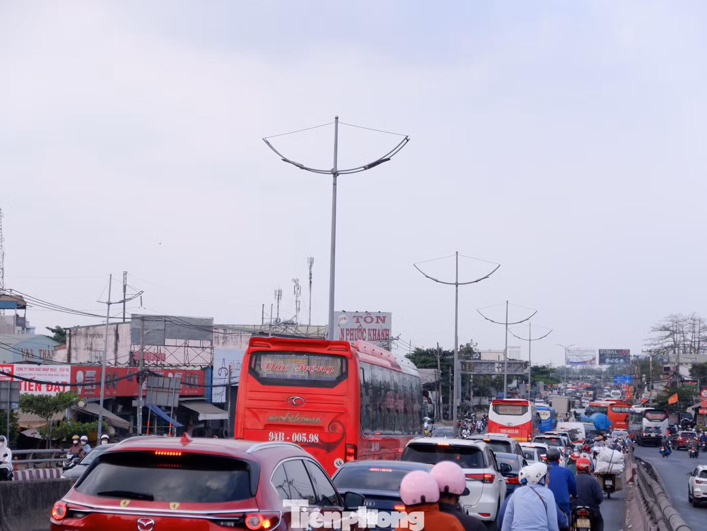 Quốc lộ 1 (đoạn từ cầu vượt nút giao Bình Thuận đến điểm giao với đường Nguyễn Hữu Trí…) xảy ra tình trạng đông đúc, đôi lúc ùn ứ mỗi khi lượng lớn phương tiện phải dừng chờ đèn tín hiệu giao thông. Quốc lộ 1 (đoạn từ cầu vượt nút giao Bình Thuận đến điểm giao với đường Nguyễn Hữu Trí…) xảy ra tình trạng đông đúc, đôi lúc ùn ứ mỗi khi lượng lớn phương tiện phải dừng chờ đèn tín hiệu giao thông.