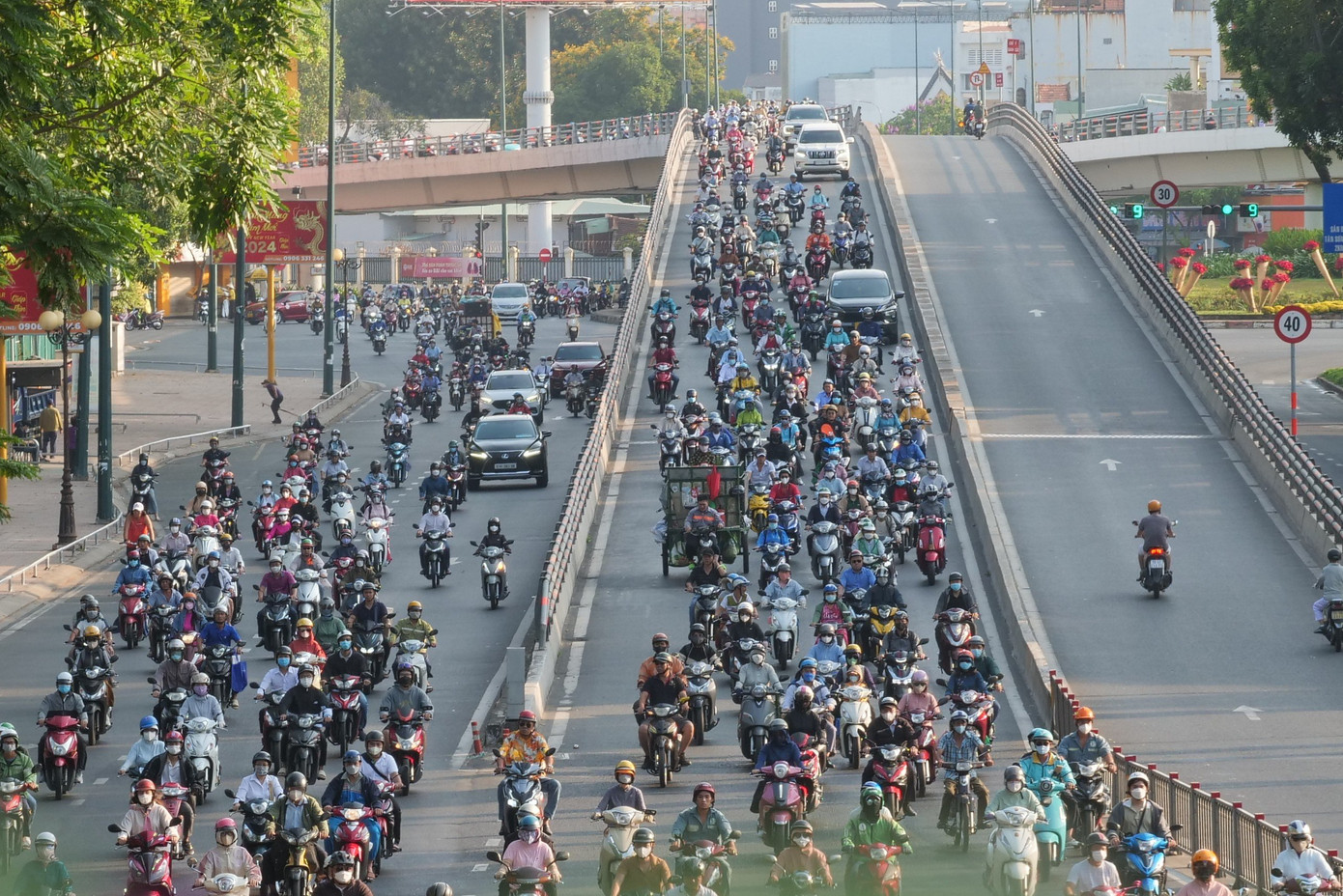 Khu vực cầu vượt Nguyễn Thái Sơn - Nguyễn Kiệm (quận Gò Vấp) đông đúc phương tiện nhưng không xảy ra ùn ứ như thời gian cao điểm trước đây.