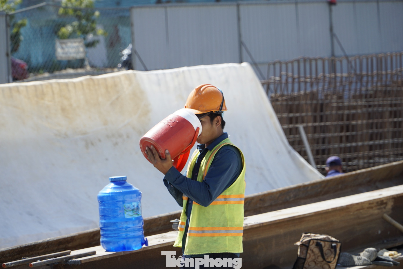 Dưới thời tiết nắng nóng liên tục, công nhân thi công dự án nút giao thông An Phú vẫn miệt mài làm việc xuyên Tết để hoàn thành dự án đúng tiến độ.