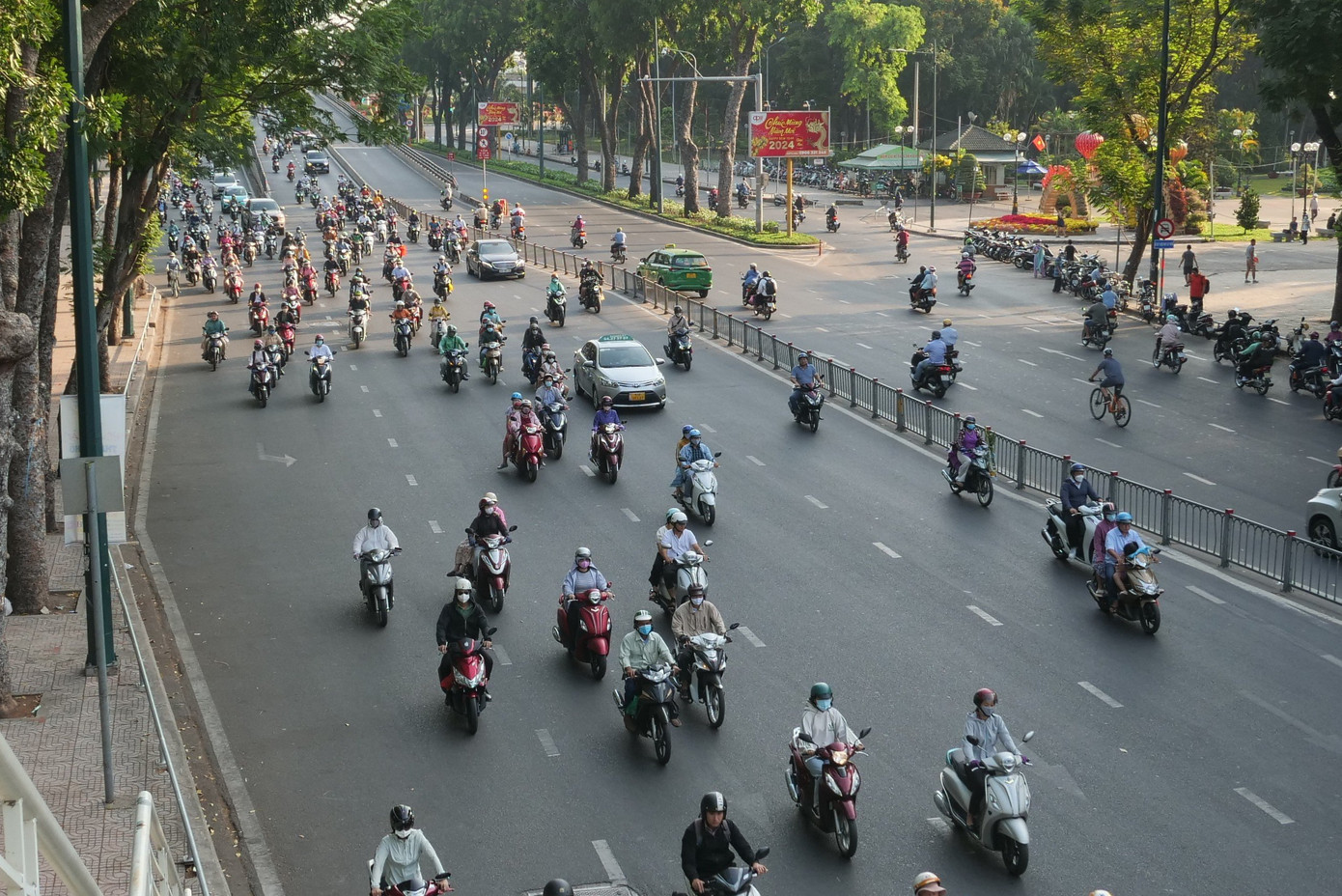 Nhiều trục đường chính ở TPHCM "dễ thở" trong ngày đầu đi làm sau kỳ nghỉ Tết.