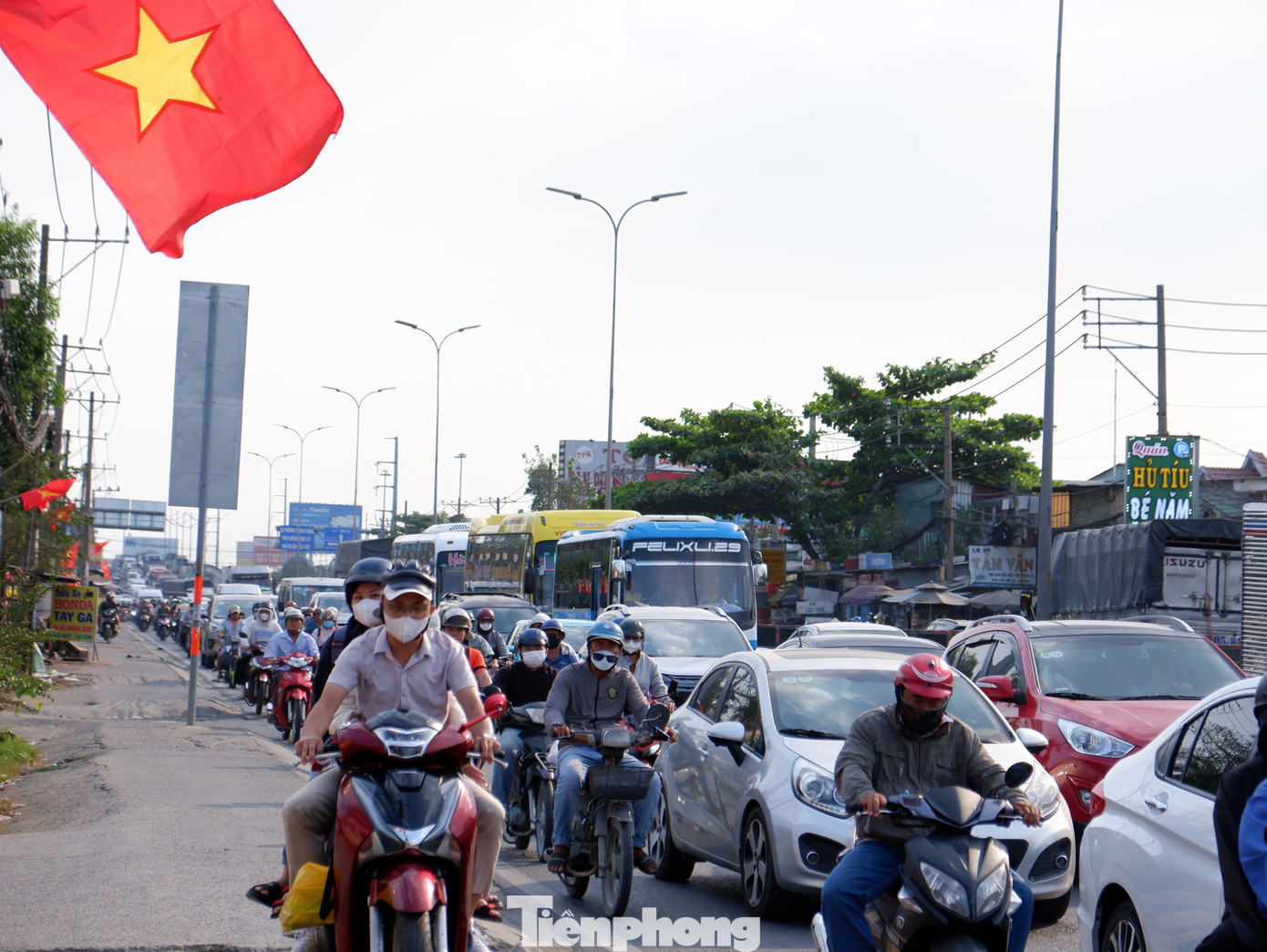 Quốc lộ 1 - cửa ngõ phía Tây TPHCM thường xuyên ùn ứ vào dịp lễ, Tết.