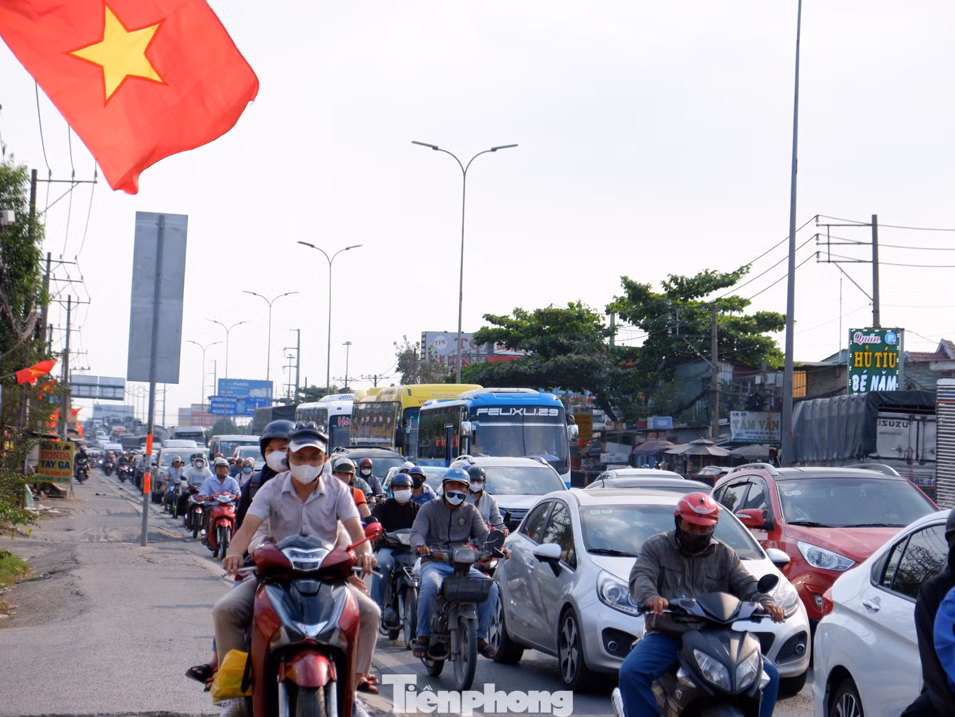 Một số nút giao thông trên quốc lộ 1 đoạn qua huyện Bình Chánh tấp nập người và phương tiện. Một số nút giao thông trên quốc lộ 1 đoạn qua huyện Bình Chánh tấp nập người và phương tiện.