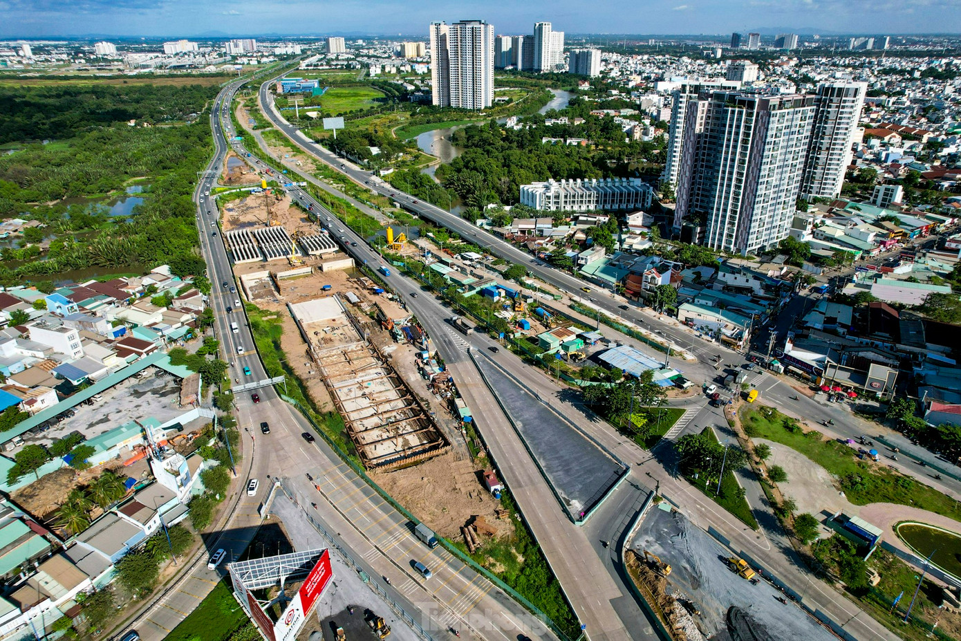 Nút giao thông An Phú (TP Thủ Đức, TPHCM) là điểm đầu tuyến cao tốc TPHCM - Long Thành - Dầu Giây. Đây là một trong những nút giao thông quan trọng ở khu vực cửa ngõ phía đông TPHCM nối kết các tuyến đường trục chính ở khu vực như: Mai Chí Thọ, Võ Nguyên Giáp, Đồng Văn Cống, Lương Định Của,… Ảnh: Duy Anh