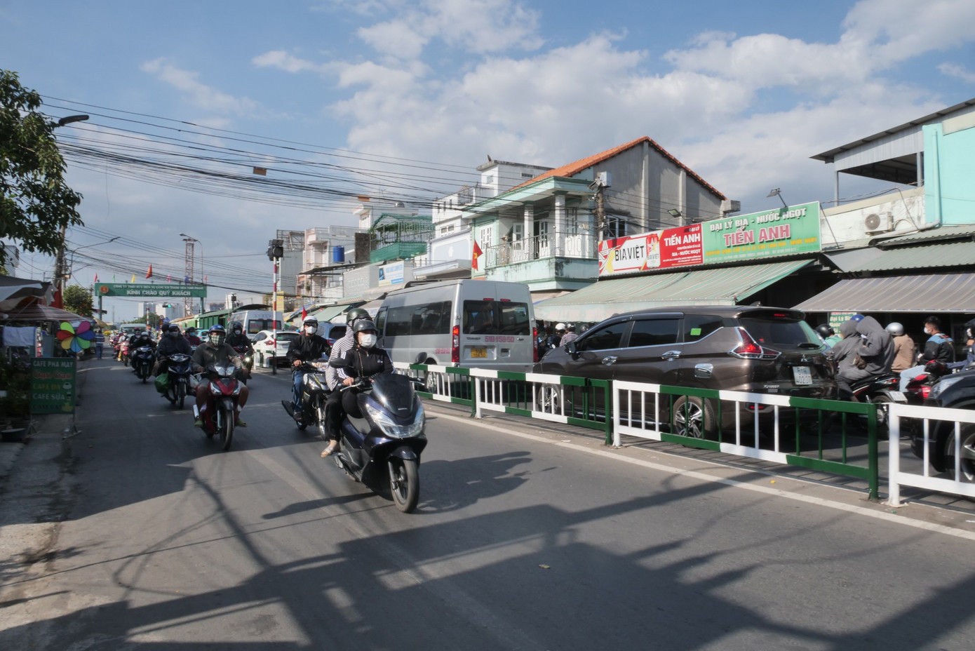 Đại diện Xí nghiệp quản lý phà Thanh niên xung phong (đơn vị quản lý phà Cát Lái) - cho biết dự kiến trong hôm nay 14/2, lượng khách qua phà đạt khoảng 70.000 lượt. Đơn vị đã huy động toàn bộ 7 phà, cùng các phương án điều tiết, phân luồng giao thông hạn chế ùn tắc ở bến.