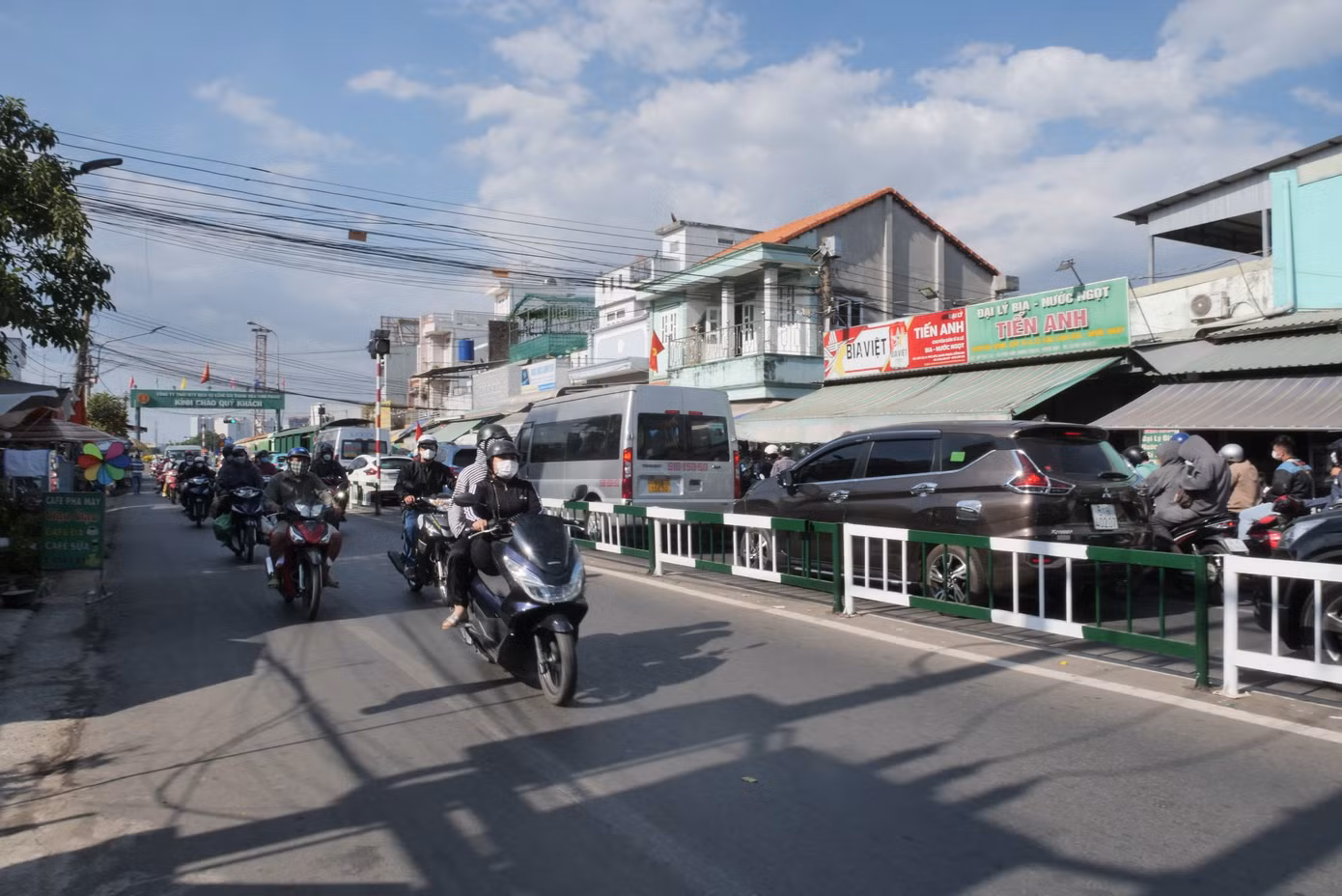 Đại diện Xí nghiệp quản lý phà Thanh niên xung phong (đơn vị quản lý phà Cát Lái) - cho biết dự kiến trong hôm nay 14/2, lượng khách qua phà đạt khoảng 70.000 lượt. Đơn vị đã huy động toàn bộ 7 phà, cùng các phương án điều tiết, phân luồng giao thông hạn chế ùn tắc ở bến. Đại diện Xí nghiệp quản lý phà Thanh niên xung phong (đơn vị quản lý phà Cát Lái) - cho biết dự kiến trong hôm nay 14/2, lượng khách qua phà đạt khoảng 70.000 lượt. Đơn vị đã huy động toàn bộ 7 phà, cùng các phương án điều tiết, phân luồng giao thông hạn chế ùn tắc ở bến.