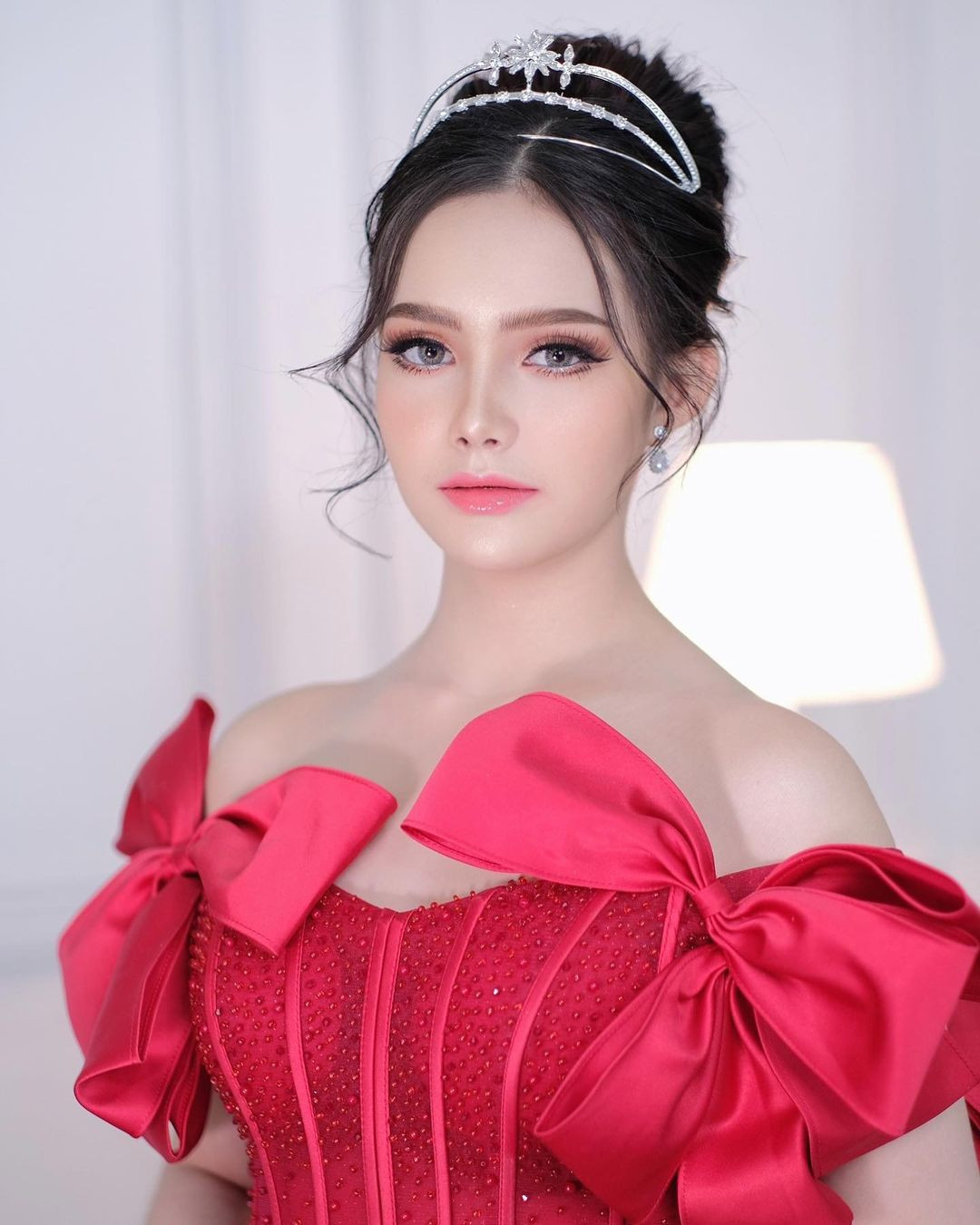 Louise Chanthalangsy từng vào top 11 cuộc thi Hoa hậu Hòa bình Lào 2022. Trở lại sau một năm, Louise Chanthalangsy được đánh giá trưởng thành cả về nhan sắc và kỹ năng.