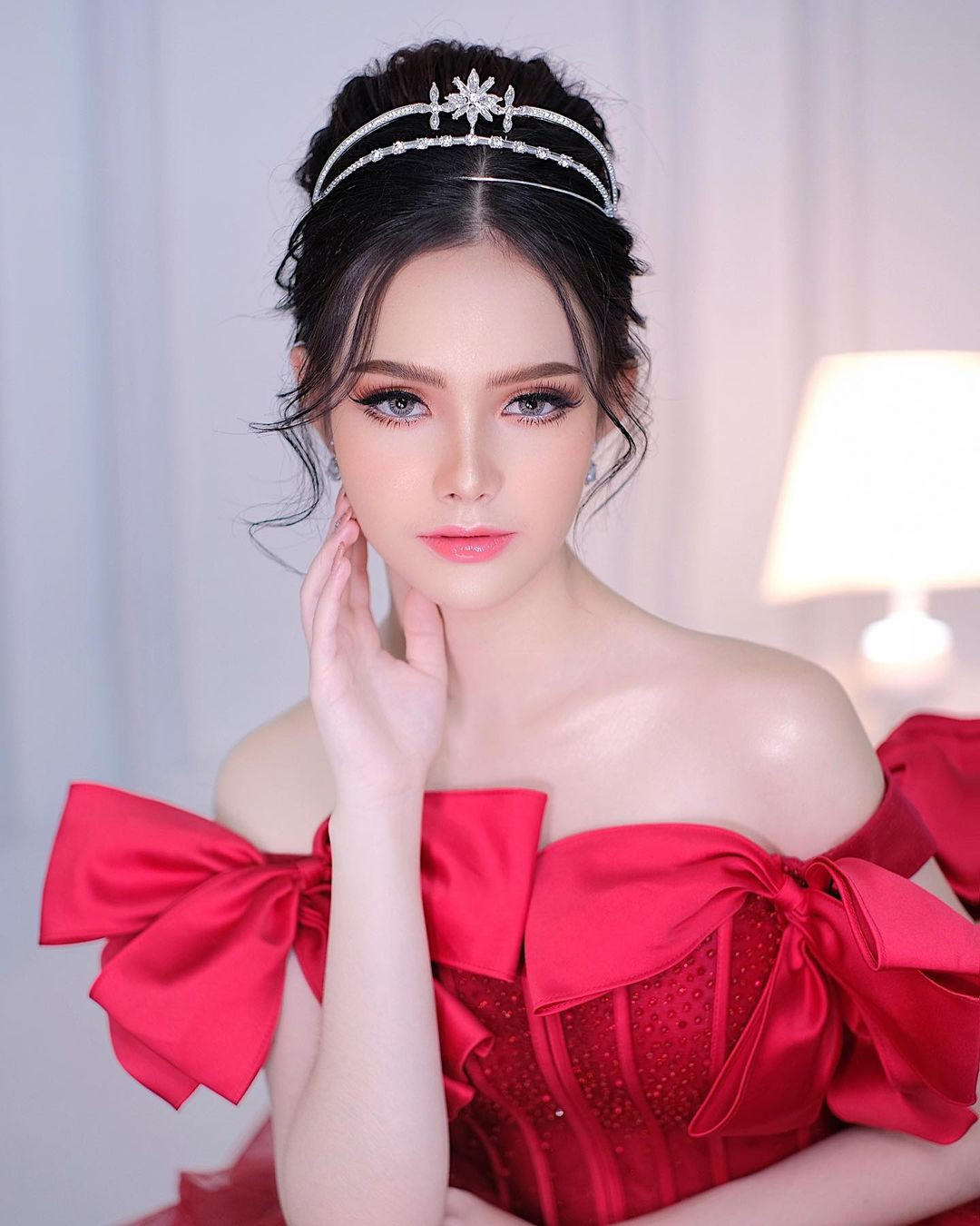 Louise Chanthalangsy từng vào top 11 cuộc thi Hoa hậu Hòa bình Lào 2022. Trở lại sau một năm, Louise Chanthalangsy được đánh giá trưởng thành cả về nhan sắc và kỹ năng.