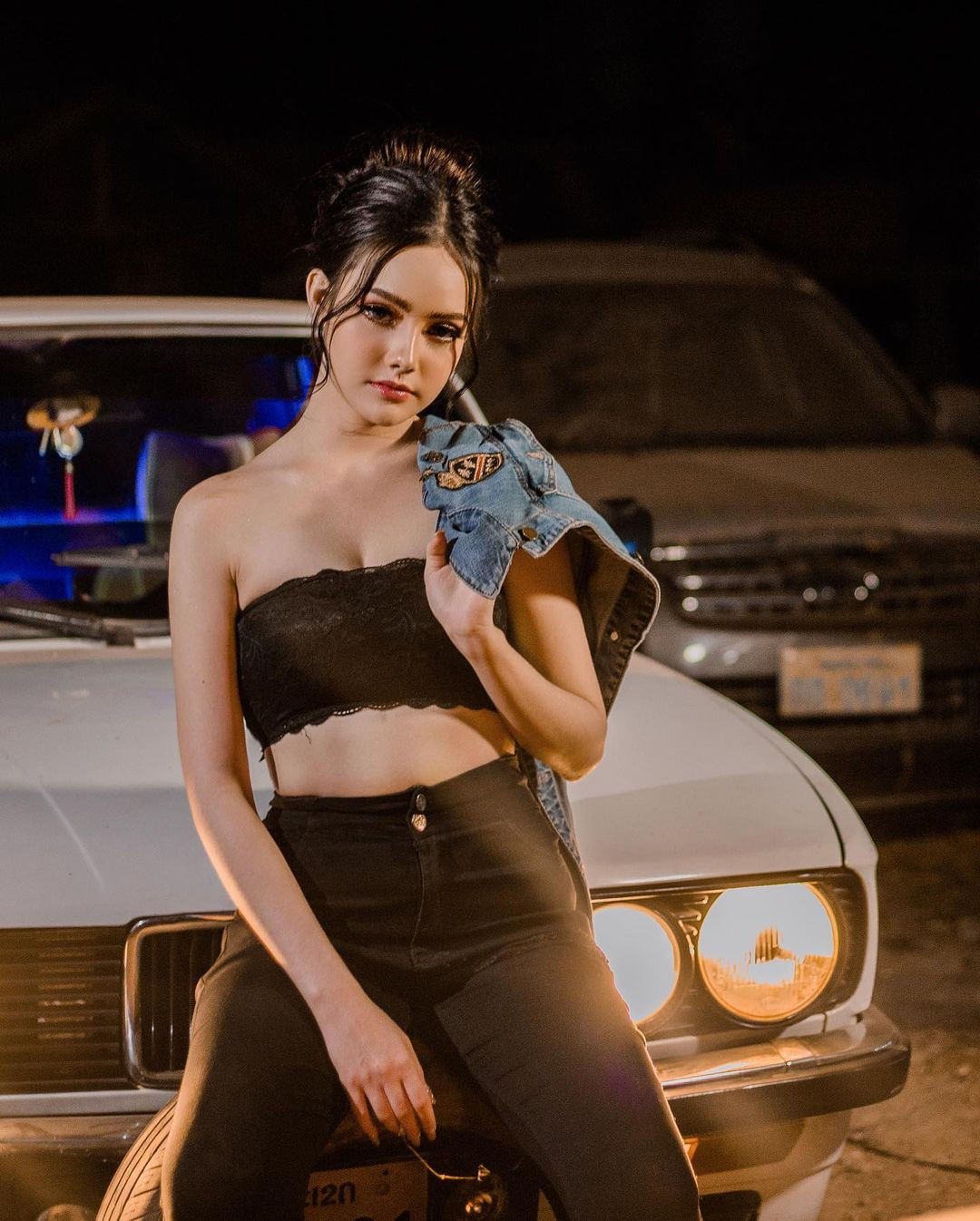 Louise Chanthalangsy là người mẫu ở quê nhà. Cô theo đuổi phong cách quyến rũ.