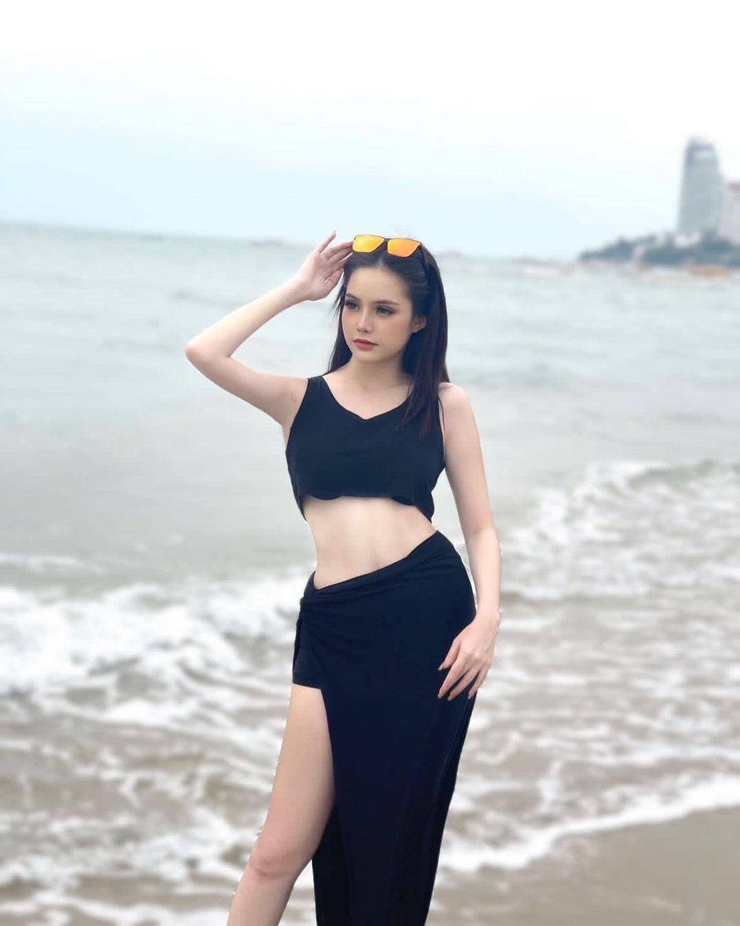 Chiều cao không quá nổi trội nhưng Louise Chanthalangsy có thế mạnh là gương mặt xinh xắn với đôi mắt to, làn da trắng mịn và thân hình cân đối.