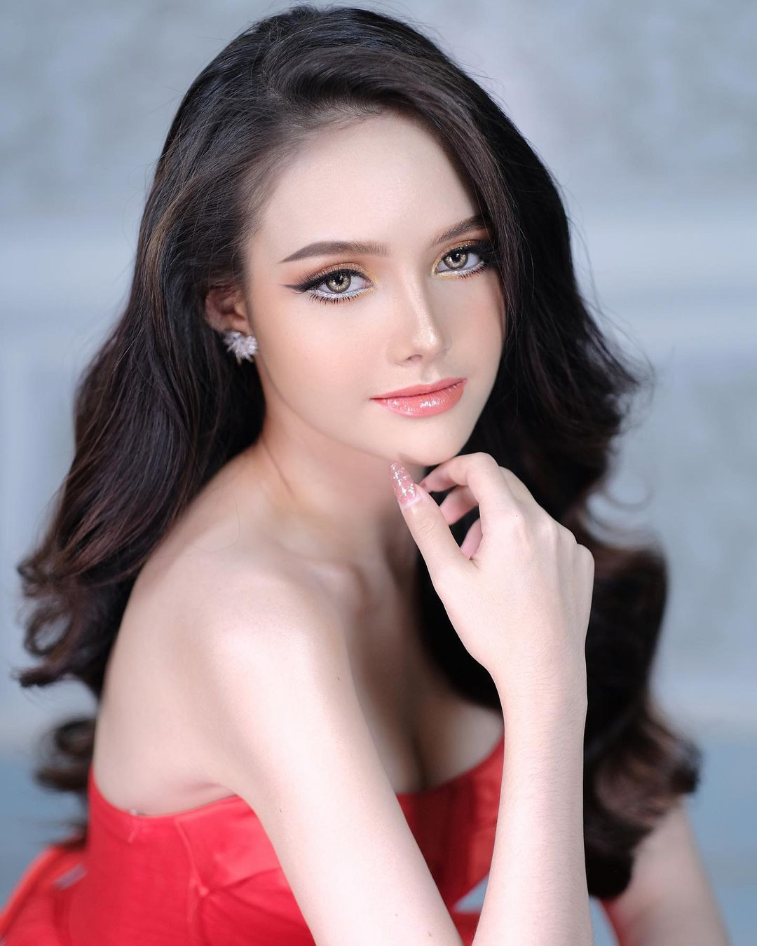 Louise Chanthalangsy có gương mặt lai tây hiện đại, cuốn hút. Cô năm nay 19 tuổi, có chiều cao 1,73 cm.