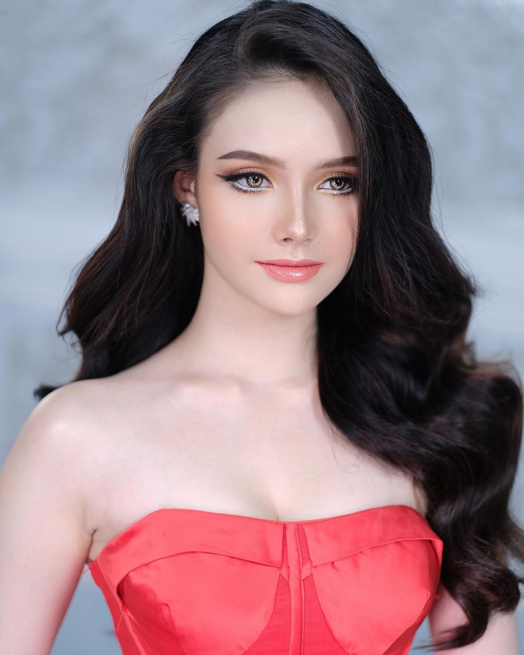 Louise Chanthalangsy có gương mặt lai tây hiện đại, cuốn hút. Cô năm nay 19 tuổi, có chiều cao 1,73 cm.