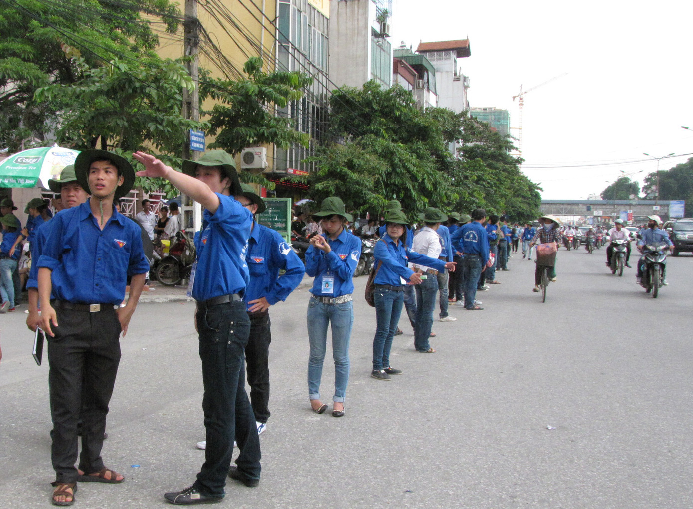 Lực lượng sinh viên tình nguyện lập hàng rào chắn tránh tắc đường